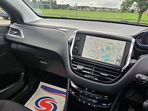 Peugeot 208 thumbnail