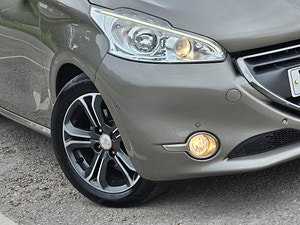 Peugeot 208 thumbnail