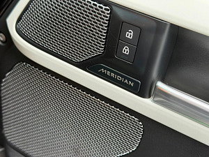 Land Rover DEFENDER 110 thumbnail