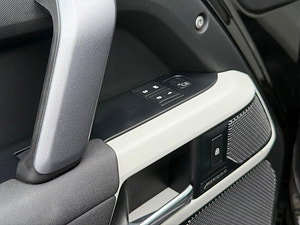 Land Rover DEFENDER 110 thumbnail
