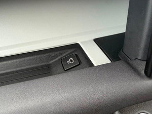 Land Rover DEFENDER 110 thumbnail