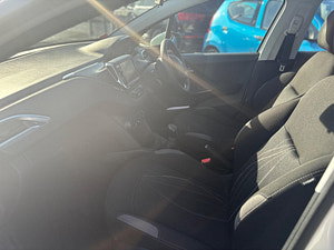 Peugeot 208 thumbnail