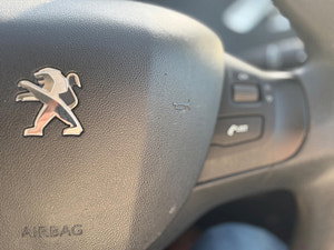 Peugeot 208 thumbnail