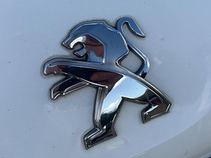 Peugeot 208 thumbnail