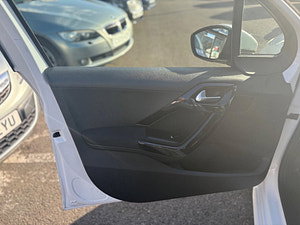 Peugeot 208 thumbnail