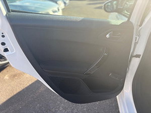 Peugeot 208 thumbnail