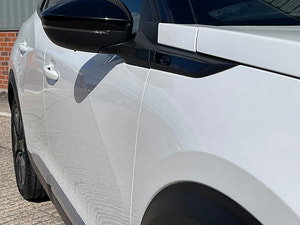 Peugeot E-2008 thumbnail