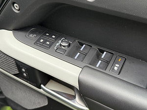 Land Rover DEFENDER 110 thumbnail