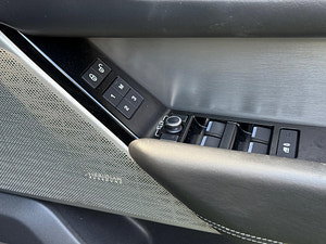 Land Rover Range Rover Velar thumbnail