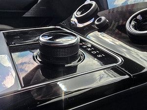 Land Rover Range Rover Velar thumbnail