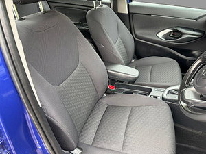 Toyota Yaris cross automatic thumbnail