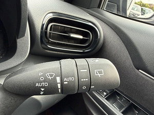 Toyota Yaris cross automatic thumbnail