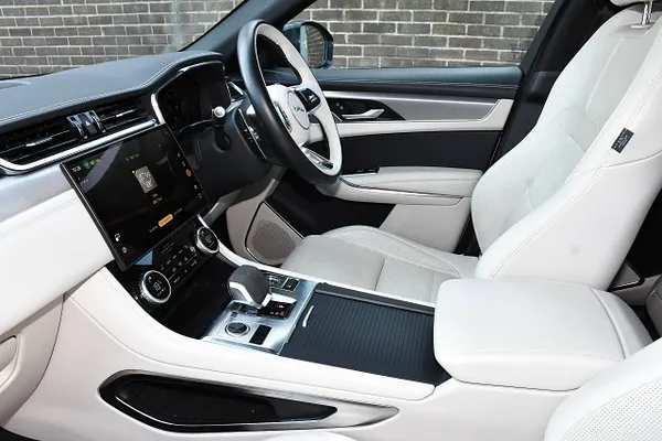 2023 Jaguar F-PACE 2.0 D200 MHEV R-Dynamic SE Black SUV 5dr Diesel Auto AWD Euro 6 (s/s) (204 ps) — photo 4 of 31