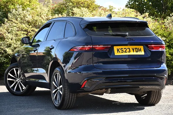 2023 Jaguar F-PACE 2.0 D200 MHEV R-Dynamic SE Black SUV 5dr Diesel Auto AWD Euro 6 (s/s) (204 ps) — photo 3 of 31