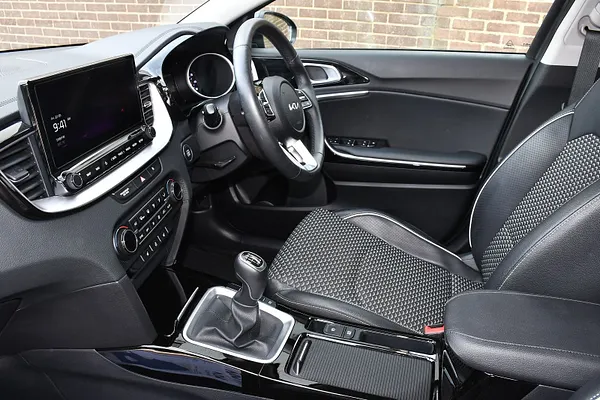 2023 Kia XCeed 1.5 T-GDi 3 SUV 5dr Petrol Manual Euro 6 (s/s) (158 bhp) — photo 4 of 31