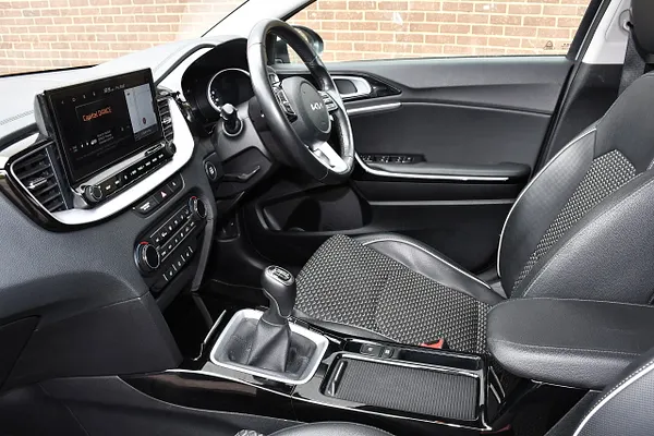 2022 Kia XCeed 1.5 T-GDi 3 SUV 5dr Petrol Manual Euro 6 (s/s) (158 bhp) — photo 4 of 31