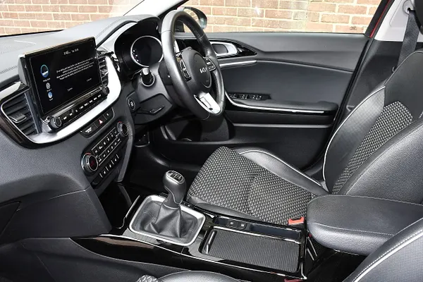 2023 Kia XCeed 1.5 T-GDi 3 SUV 5dr Petrol Manual Euro 6 (s/s) (158 bhp) — photo 4 of 31