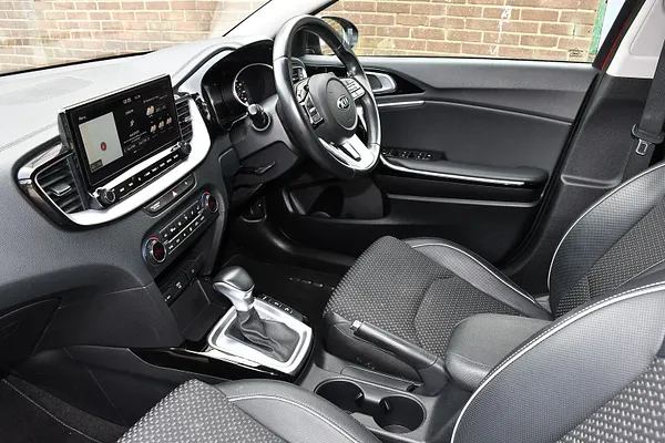 2019 Kia Ceed 1.4 T-GDi 3 Hatchback 5dr Petrol DCT Euro 6 (s/s) (138 bhp) — photo 4 of 31