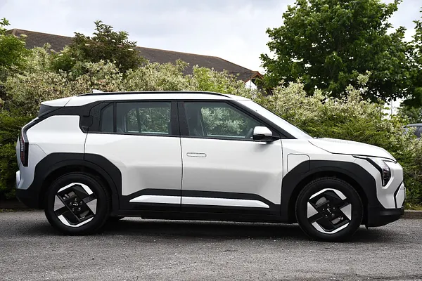 2025 Kia EV3 81.4kWh Air SUV 5dr Electric Auto (201 bhp) — photo 2 of 31
