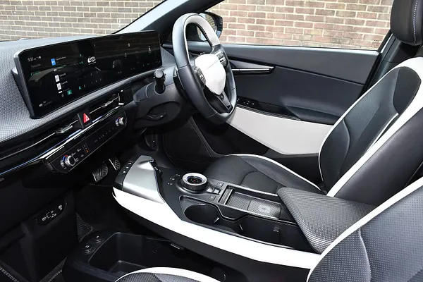 2025 Kia EV6 84kWh GT-Line Hatchback 5dr Electric Auto AWD (320 bhp) — photo 4 of 31