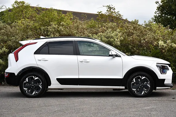 2025 Kia Niro 64.8kWh 4 SUV 5dr Electric Auto (201 bhp) — photo 2 of 31