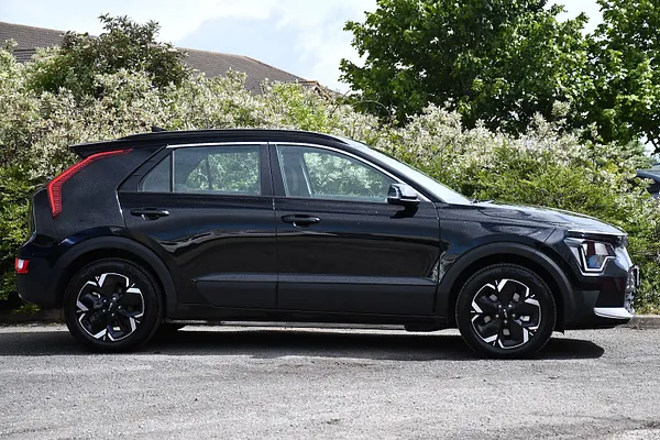 2025 Kia Niro 64.8kWh 2 SUV 5dr Electric Auto (201 bhp) — photo 2 of 31