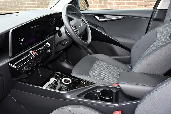 2025 Kia Niro 64.8kWh 2 SUV 5dr Electric Auto (201 bhp) — photo 4 of 31