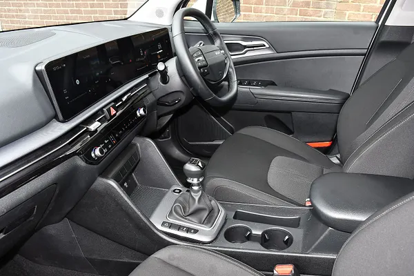 2025 Kia Sportage 1.6 T-GDi Pure SUV 5dr Petrol Manual Euro 6 (s/s) (147 bhp) — photo 4 of 31