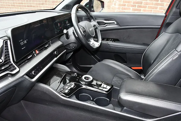2024 Kia Sportage 1.6 h T-GDi GT-Line SUV 5dr Petrol Hybrid Auto Euro 6 (s/s) (207 bhp) — photo 4 of 31