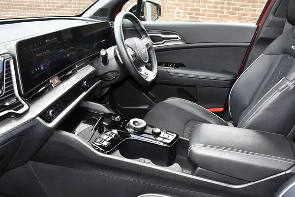 2025 Kia Sportage 1.6 h T-GDi GT-Line SUV 5dr Petrol Hybrid Auto Euro 6 (s/s) (207 bhp) — photo 4 of 31