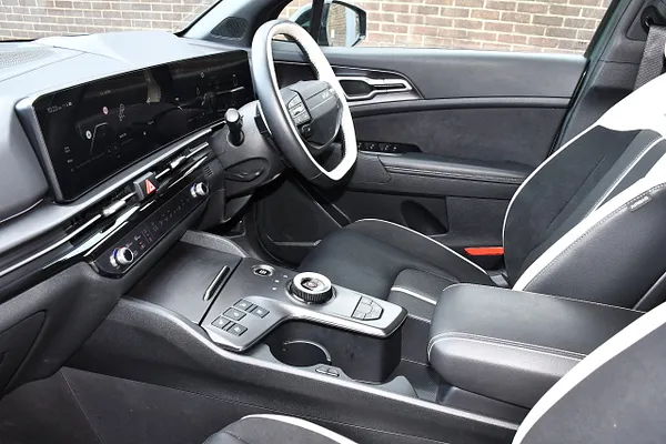 2025 Kia Sportage 1.6 h T-GDi GT-Line S SUV 5dr Petrol Hybrid Auto Euro 6 (s/s) (235 bhp) — photo 4 of 31