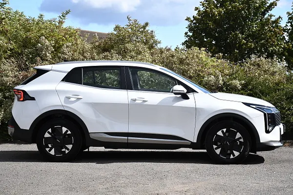 2025 Kia Sportage 1.6 h T-GDi Pure SUV 5dr Petrol Hybrid Auto Euro 6 (s/s) (235 bhp) — photo 2 of 31