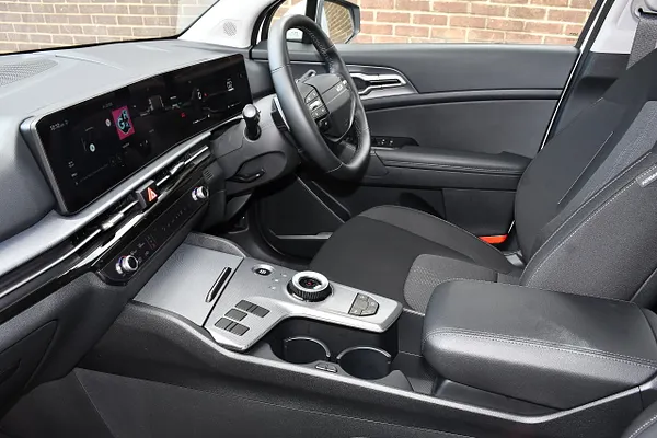 2025 Kia Sportage 1.6 h T-GDi Pure SUV 5dr Petrol Hybrid Auto Euro 6 (s/s) (235 bhp) — photo 4 of 31