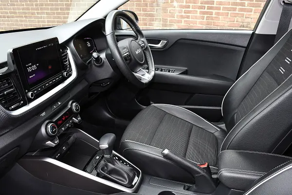 2025 Kia Stonic 1.0 T-GDi GT-Line SUV 5dr Petrol DCT Euro 6 (s/s) (98 bhp) — photo 4 of 31