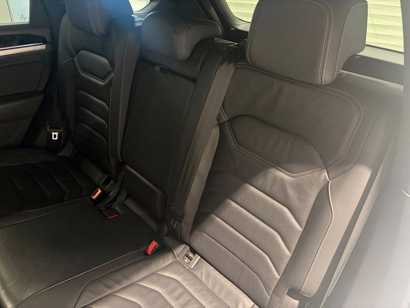 Volkswagen Touareg 3.0 TDI V6 R-Line Tech SUV 5dr Diesel Tiptronic 4Motion Euro 6 (s/s) (286 ps)