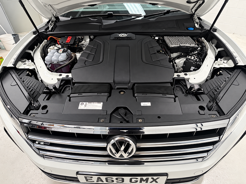 Volkswagen Touareg 3.0 TDI V6 R-Line Tech SUV 5dr Diesel Tiptronic 4Motion Euro 6 (s/s) (286 ps)