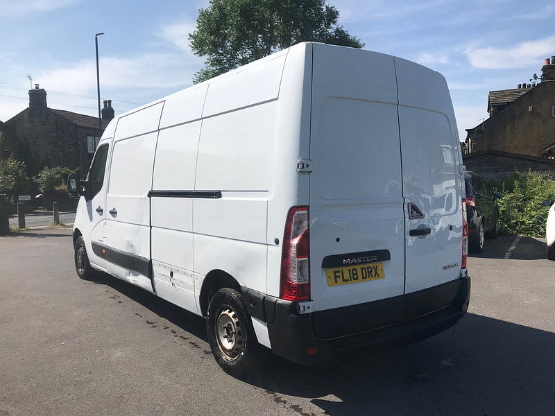 Renault Master 2.3 dCi 35 Business Panel Van 5dr Diesel Manual FWD LWB Medium Roof Euro 6 (130 ps) 5dr Manual 2026
