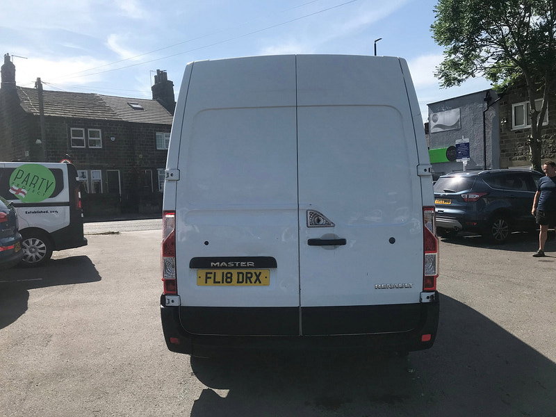 Renault Master 2.3 dCi 35 Business Panel Van 5dr Diesel Manual FWD LWB Medium Roof Euro 6 (130 ps) 5dr Manual 2026