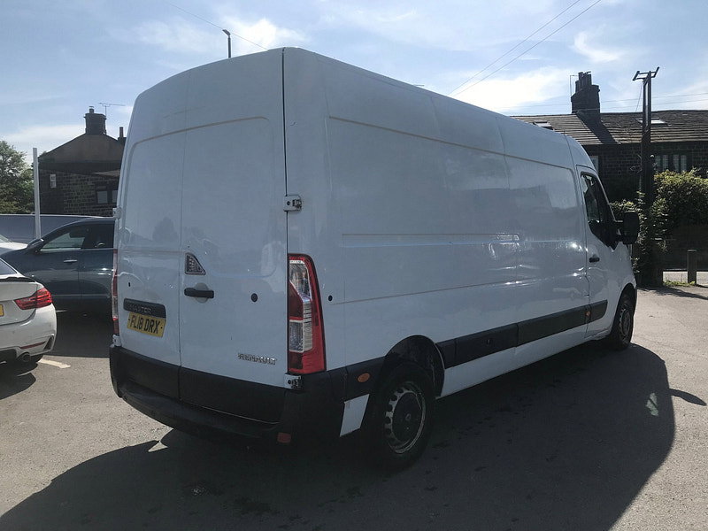 Renault Master 2.3 dCi 35 Business Panel Van 5dr Diesel Manual FWD LWB Medium Roof Euro 6 (130 ps) 5dr Manual 2026