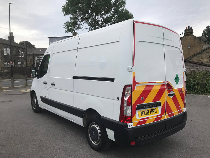 Renault Master 2.3 dCi 35 Business Panel Van 5dr Diesel Manual FWD MWB Medium Roof Euro 6 (130 ps) 5dr Manual 2026