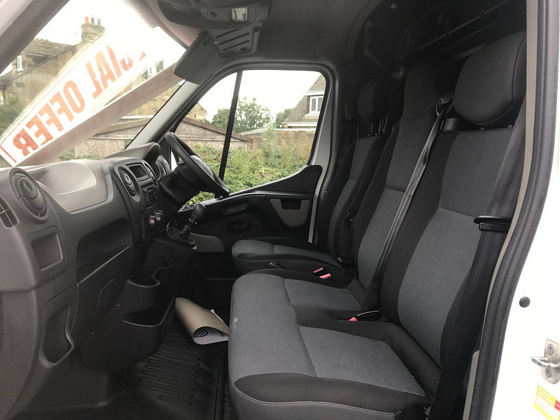 Renault Master 2.3 dCi 35 Business Panel Van 5dr Diesel Manual FWD MWB Medium Roof Euro 6 (130 ps) 5dr Manual 2026