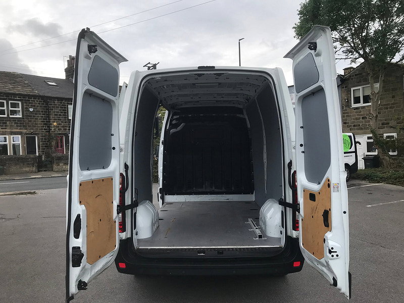 Renault Master 2.3 dCi 35 Business Panel Van 5dr Diesel Manual FWD MWB Medium Roof Euro 6 (130 ps) 5dr Manual 2026