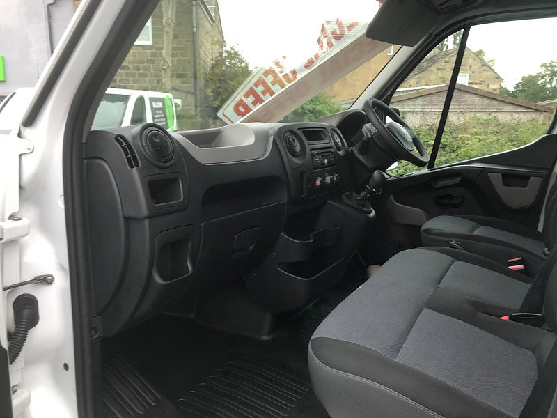 Renault Master 2.3 dCi 35 Business Panel Van 5dr Diesel Manual FWD MWB Medium Roof Euro 6 (130 ps) 5dr Manual 2026