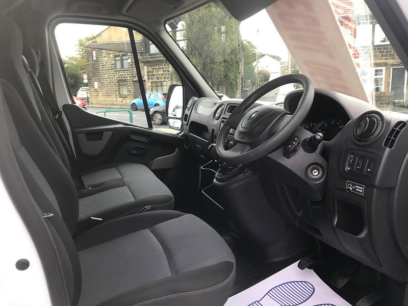 Renault Master 2.3 dCi 35 Business Panel Van 5dr Diesel Manual FWD MWB Medium Roof Euro 6 (130 ps) 5dr Manual 2026