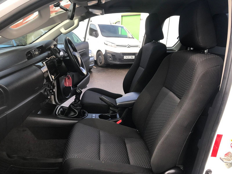 Toyota Hilux 2.4L ACTIVE 4WD D-4D ECB 5dr Diesel Manual Euro 6 (148 bhp) 5dr Manual 2026