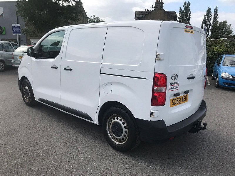 Toyota PROACE 1.5L L0 ACTIVE Diesel Manual Euro 6 (101 bhp) 6dr Manual 2026