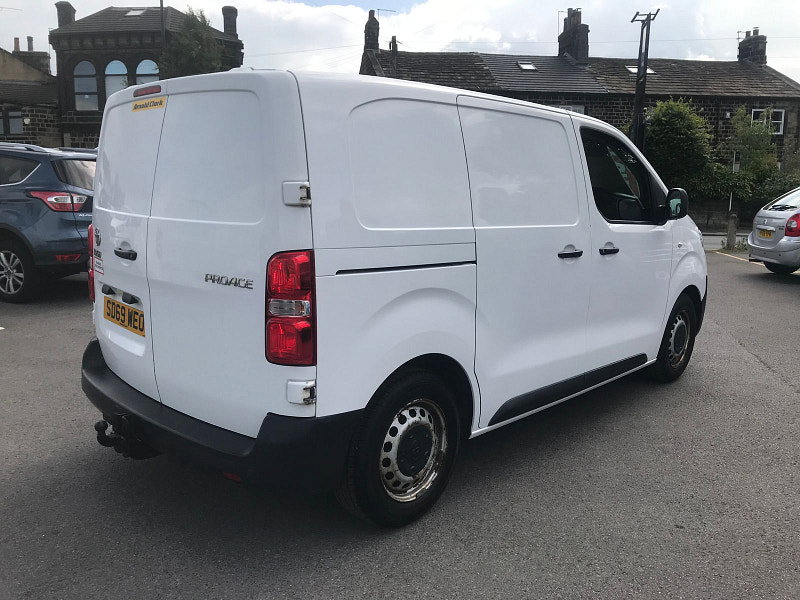 Toyota PROACE 1.5L L0 ACTIVE Diesel Manual Euro 6 (101 bhp) 6dr Manual 2026