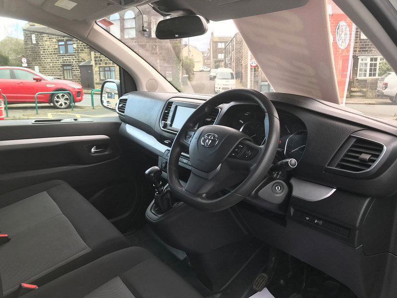 Toyota PROACE Verso 1.6L D-4D L1 SHUTTLE 5dr Diesel Manual Euro 6 (114 bhp) 6dr Manual 2026