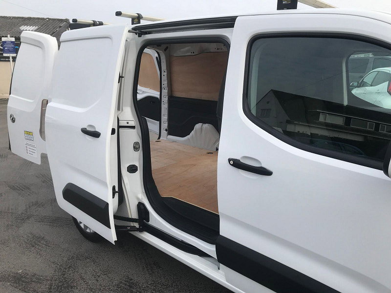 Vauxhall Combo 1.5L 2300 Sportive TD Diesel Manual Euro 6 (101 bhp) 6dr Manual 2026
