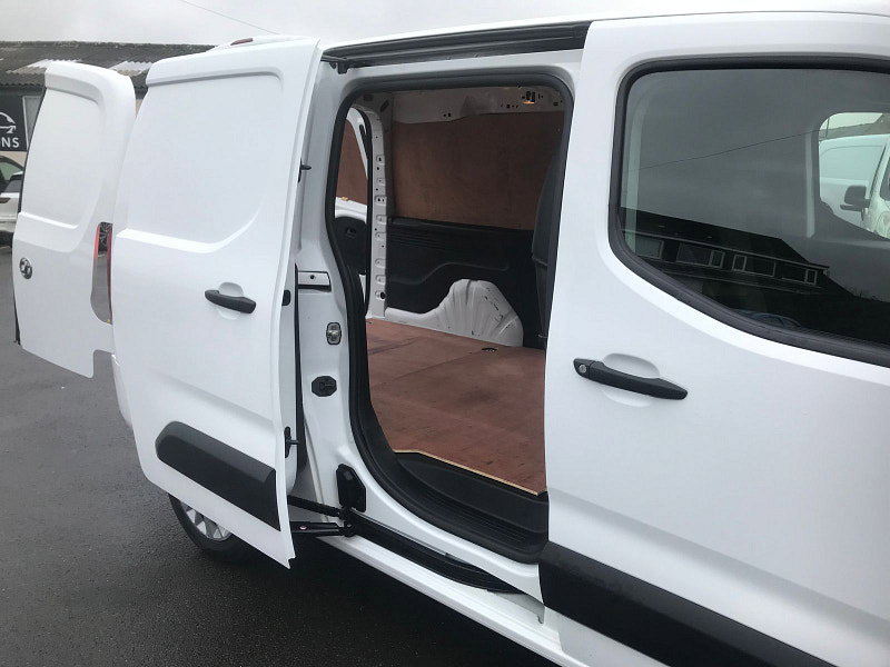 Vauxhall Combo 1.5L 2300 SportIVE TD S/S Diesel L2 Manual Euro 6 (101 bhp) 6dr Manual 2026